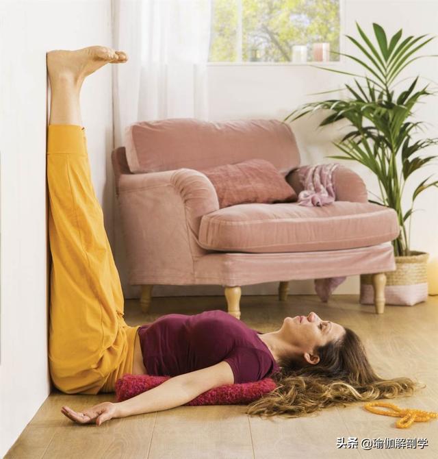 银河娱乐一个瑜伽动作每天躺着练瘦腿促睡眠一定要试试(图2)