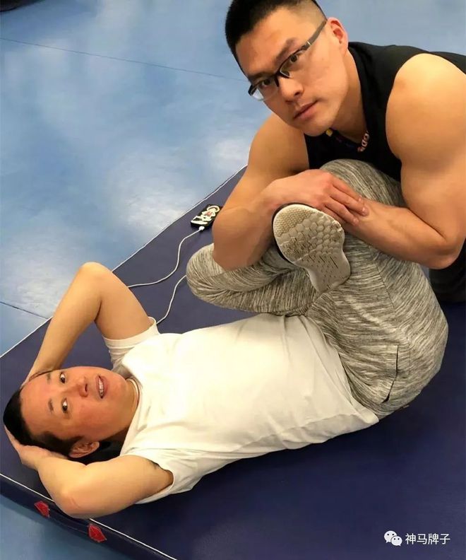 中年男人健身图鉴：潘粤明撸铁、苏有朋练瑜伽他们都用啥装备？(图4)